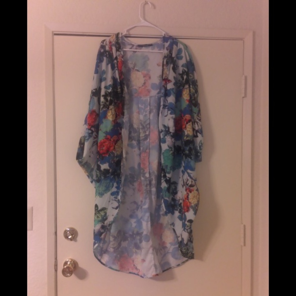 Signature 8 Floral Kimono 100% polyesters